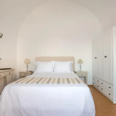 Grandiose Santorini 1 Bedroom Panther With Beautiful Terrace Пиргос